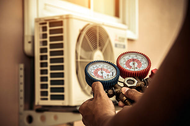 Professional Hvac technician working in Carlock, IL